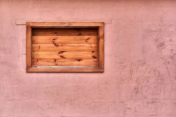 Parede rebocada velha com um pequeno nicho fechado em estilo vintage — Fotografia de Stock