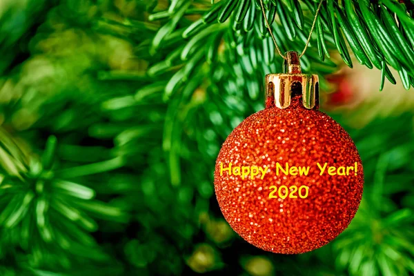 Красный шар для украшения новогодних елок — стоковое фото