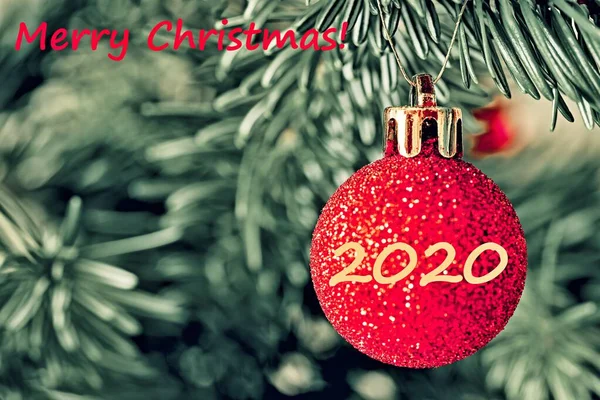 Boule rouge pour la décoration d'arbre de Nouvel An dans un style vintage — Photo