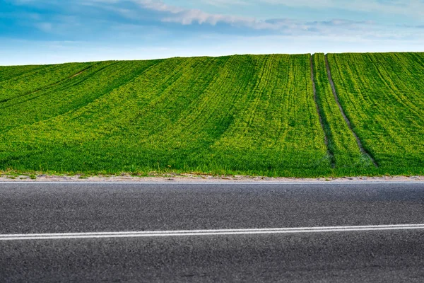 Landsbygdslandskap på fältet och en del av motorvägen närbild — Stockfoto