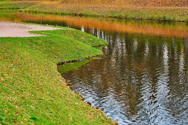 Autumn landscape with a pond — Stock Photo, Image