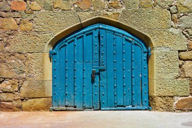 Taş duvardaki eski ahşap kapı.