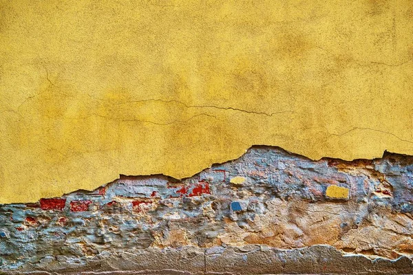 Старая Кирпичная Стена Поврежденной Разрушенной Лепниной Внизу Винтажного Фона — стоковое фото