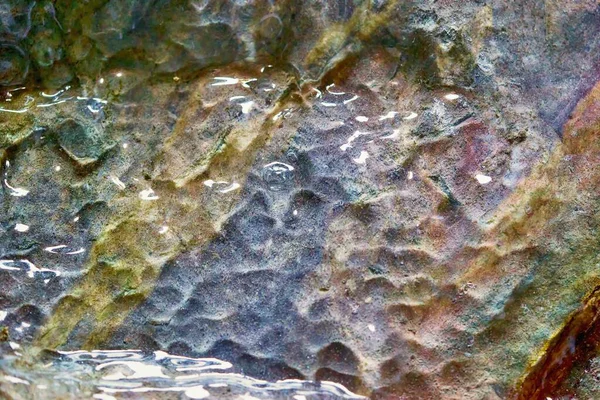 潮湿石材表面天然抽象斑纹多色质感背景 — 图库照片