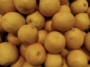 Turuncu meyveler birlikte yerleştirilir.