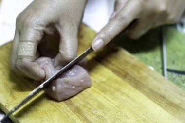 Şef domuz blokta kesiyor.