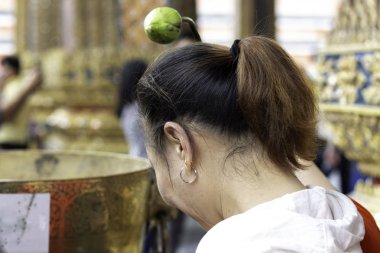 Lotus çiçekleri kullanarak Budist inançları baş serpin için kutsal suyla nemlendirilmiş.