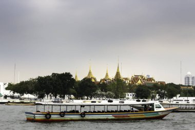 Wat Phra Kaew veya Wat Phra Si Rattana Satsadaram önünde geçen Chao Phraya Nehri'nin yolcu tekne yelken.