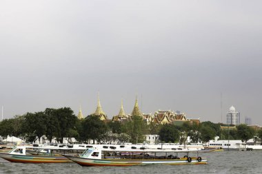 Chao Phraya Nehri, önünde geçen yolcu tekne yelken 