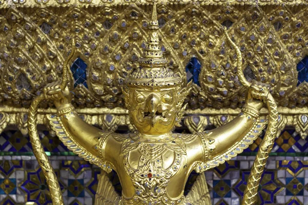 Garuda op de muur in Wat Phra Kaew of naam officieel als Wat Ph — Stockfoto