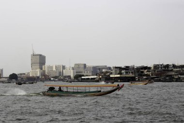 Uzun kuyruklu tekne ile Chao Phraya nehrinde yelken