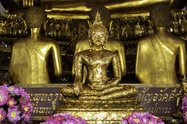 De gouden Boeddhabeeld ligt in de kerk — Stockfoto