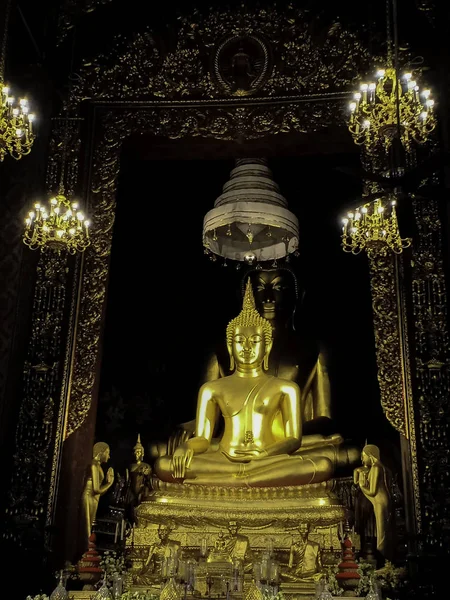 Chinnasin Buddha gelegen in Bowon Niwet Ratchaworawihan tempel — Stockfoto