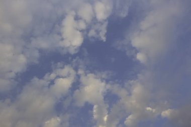 Bir sürü beyaz bulutlu mavi gökyüzü