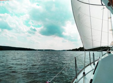 Nehirde yüzen yelkenli gemi. Berlin