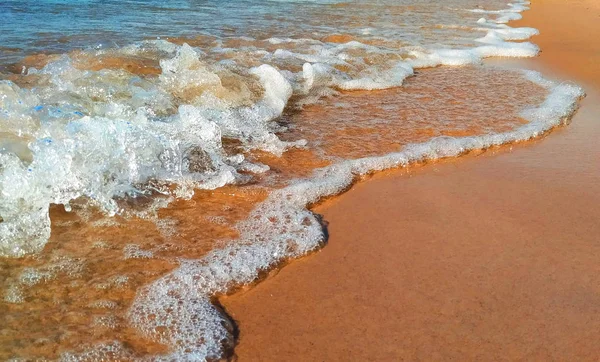 Čirý Průhledný Vodní Vlna Valit Jemný Písek Pobřeží Moře Čistou — Stock fotografie