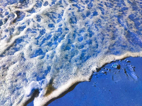 Espumosa Onda Mar Transparente Rola Areia Suave Costa Mar Com — Fotografia de Stock