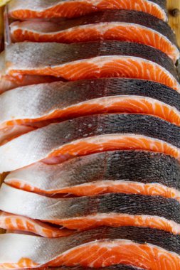 Kırmızı balık biftek, taze bir kesme tahtası üzerinde kabuğu ile kesilmiş