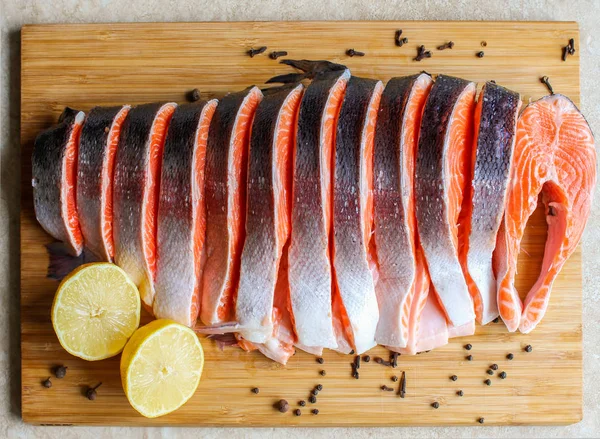 Stek Czerwonej Ryby Świeżo Wycięte Skórki Płycie Tnącej — Zdjęcie stockowe