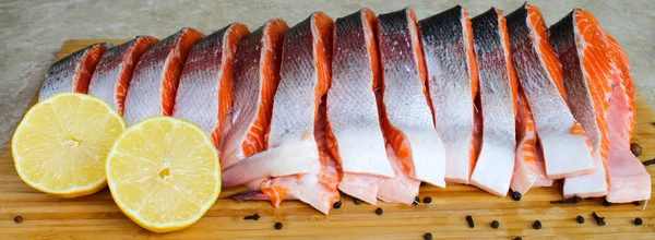 Stek Czerwonej Ryby Świeżo Wycięte Skórki Płycie Tnącej — Zdjęcie stockowe