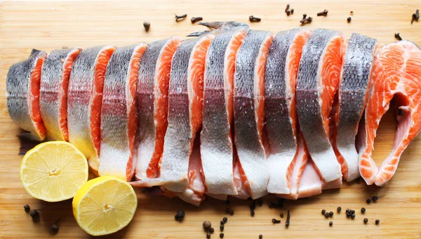 Red fish steak, freshly cut with peel on a cutting board — Stock Image Red Fish Steak Freshly Cut Peel Cutting Board Stock Image