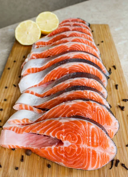 Red fish steak, freshly cut with peel on a cutting board — Stock Image Red Fish Steak Freshly Cut Peel Cutting Board Royalty Free Stock Photos