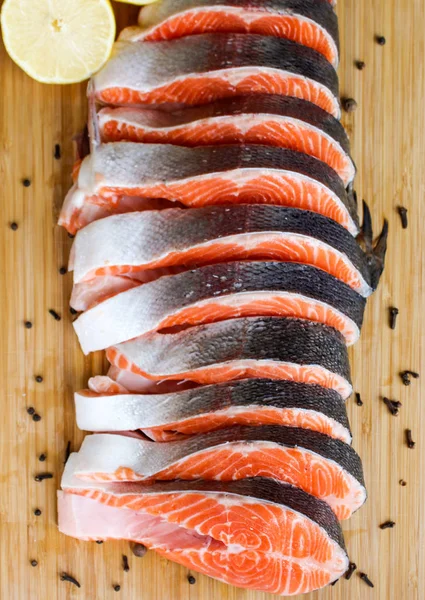 Red fish steak, freshly cut with peel on a cutting board — Stock Image Red Fish Steak Freshly Cut Peel Cutting Board Royalty Free Stock Photos