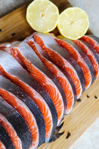 Red fish steak, freshly cut with peel on a cutting board — Stock Image Red Fish Steak Freshly Cut Peel Cutting Board Stock Photo