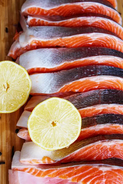 Red fish steak, freshly cut with peel on a cutting board — Stock Image Red Fish Steak Freshly Cut Peel Cutting Board Stock Image
