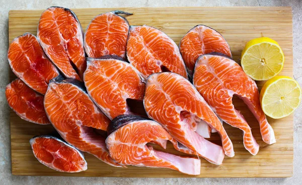 Red fish steak, freshly cut with peel on a cutting board — Stock Image Red Fish Steak Freshly Cut Peel Cutting Board Stock Photo