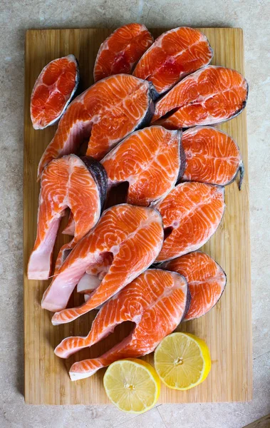 Red fish steak, freshly cut with peel on a cutting board — Stock Image Red Fish Steak Freshly Cut Peel Cutting Board Stock Image