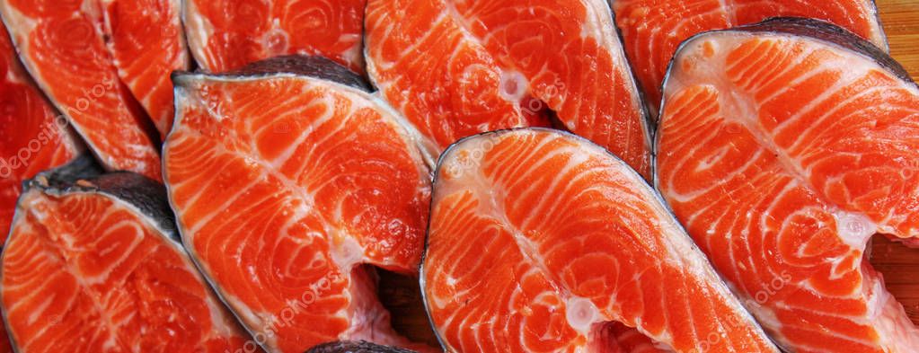 Red fish steak, freshly cut with peel on a cutting board — Stock Image Red Fish Steak Freshly Cut Peel Cutting Board Stock Picture