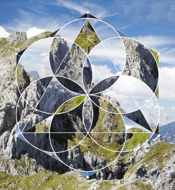 Arka plan dağlar, gökyüzü ve rock görüntü ile. Uyum, maneviyat, doğanın birlik. Kolaj, kutsal geometri ile mozaik.