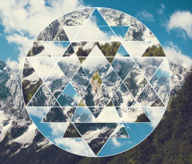 Dağ manzarası ve kutsal geometri sembolü shri yantra görüntü ile soyut meditative kolaj. Uyum, maneviyat, doğanın birlik. 