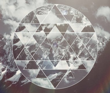 Dağ manzarası ve kutsal geometri sembolü shri yantra görüntü ile soyut meditative kolaj. Uyum, maneviyat, doğanın birlik. 