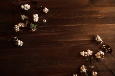 Masada kurumuş çiçekler var.