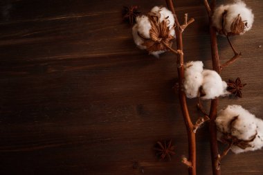 Masada kurumuş çiçekler var.