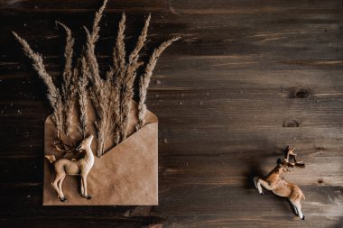 Masada kurumuş çiçekler var.