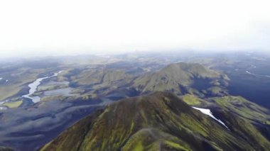 Ariel volkanik Landmannalaugar Gölü manzarası.
