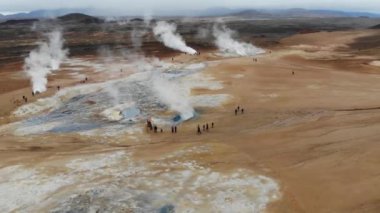 4k İHA hava görüntüsü Kuzey İzlanda 'da Hver jeotermal alanı