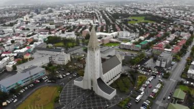 Ünlü Hallgrimskirkja kilisesi ve İzlanda 'daki Reykjavik şehri çevresindeki 4k insansız hava aracı görüntüsü