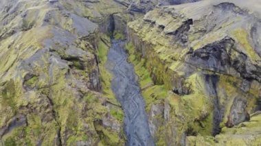 Güney İzlanda 'da Stakkholtsgja Kanyonu 4k hava görüntüsü