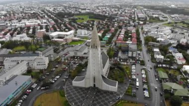Ünlü Hallgrimskirkja kilisesi ve İzlanda 'daki Reykjavik şehri çevresindeki 4k insansız hava aracı görüntüsü