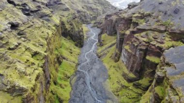 Güney İzlanda 'da Stakkholtsgja Kanyonu 4k hava görüntüsü