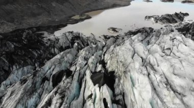 İzlanda, Vatnajokull Ulusal Parkı 'ndaki Skaftafell buzulu üzerinde uçan 4k İHA
