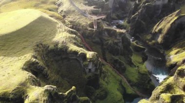 Fjadrargljufur Canyon, İzlanda 'daki insanların 4k hava görüntüsü