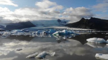 4k İHA hava görüntüsü Fjallsarlon Iceberg Gölü, İzlanda