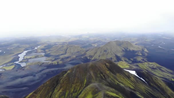 Ariel Utsikt Över Den Vulkaniska Landmannalaugar Sjön Från Toppen Berget — Stockvideo
