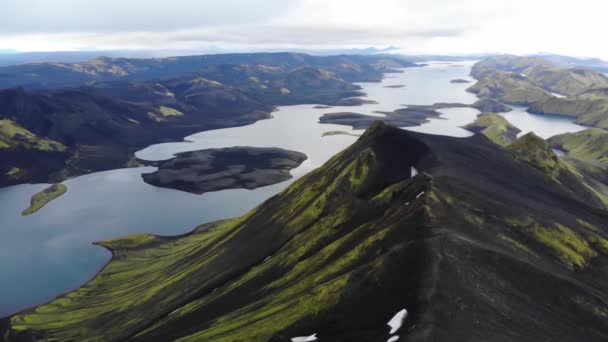 Ariel Utsikt Över Den Vulkaniska Landmannalaugar Sjön Från Toppen Berget — Stockvideo