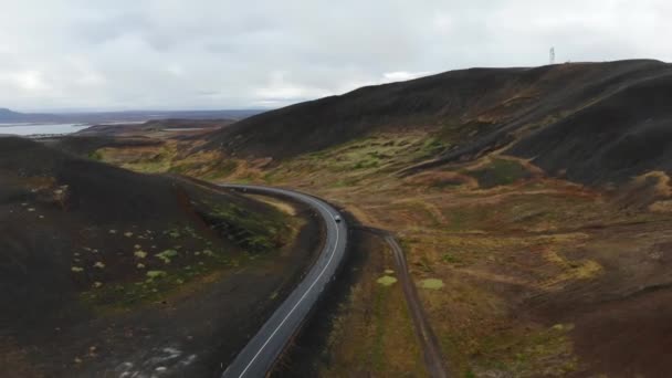 Légi Felvétel Drón Követi Fehér Autó Mentén Lávaföldek Izland — Stock videók